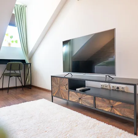 Greentreehomes - Penthouse Weide - Zentral - Privatparkplatz - Familienfreundlich